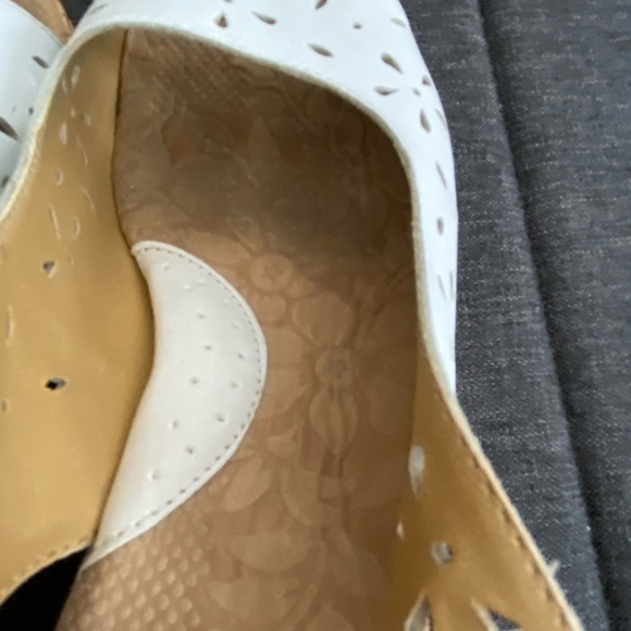 B.O.C. White Flower Cut Out Leather Cork Casual Summer Sandal- Sz-9 - Picture 15 of 16
